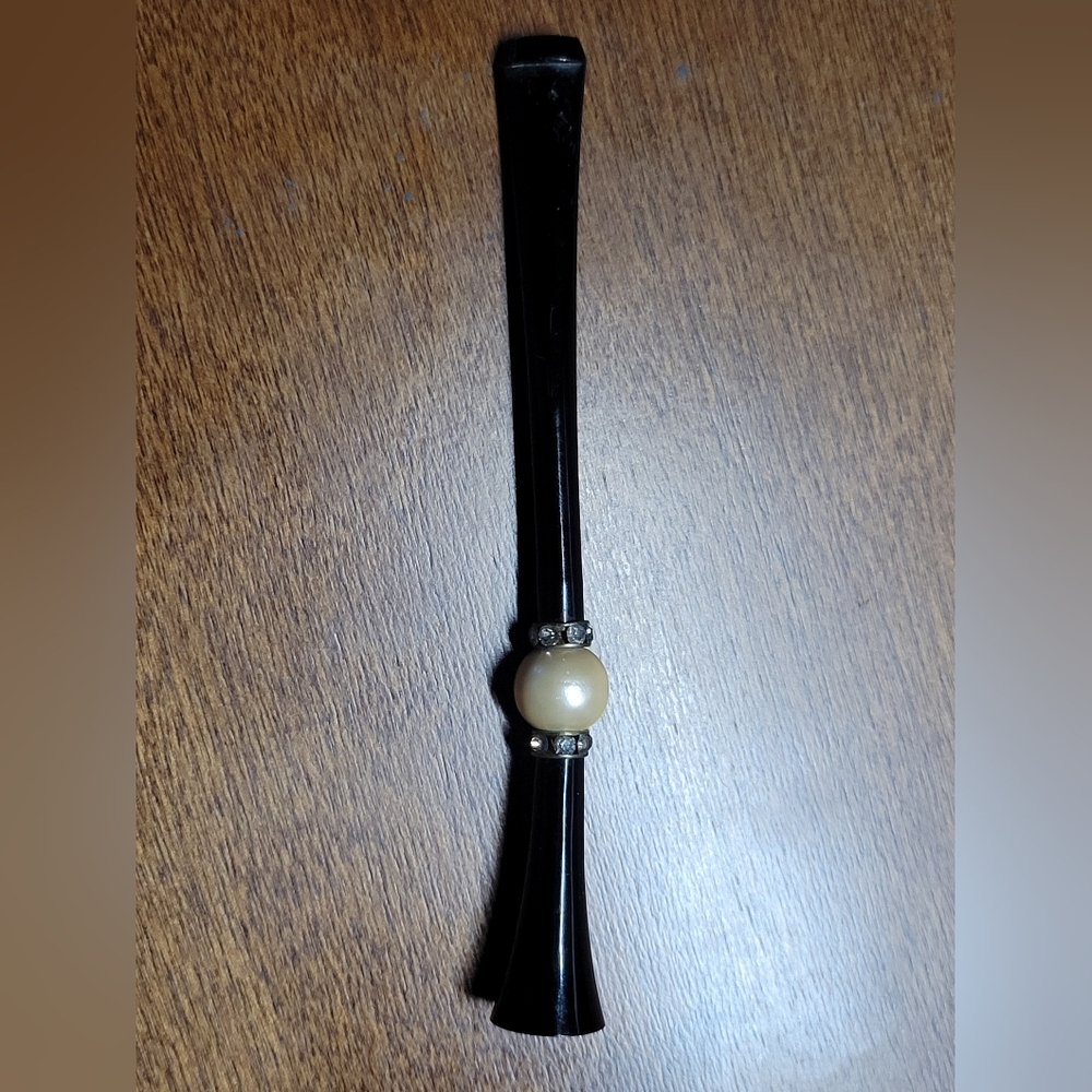This is a stunning 1950's black cigarette holder